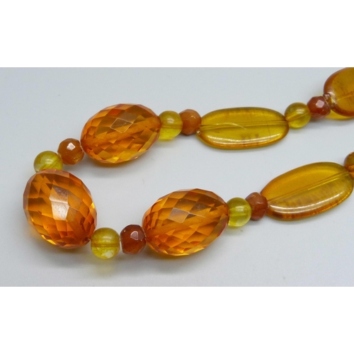 1069 - An amber necklace