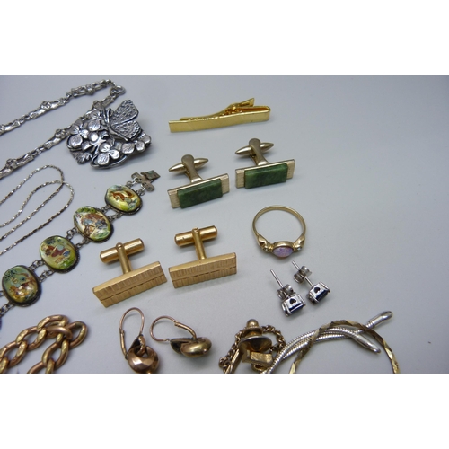 1080 - Costume jewellery, bracelets, necklaces and cufflinks