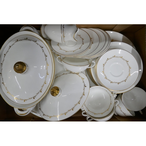 1124 - Royal Doulton Rondo dinnerwares, 35 pieces in total, including two tureens, plates, soup bowls, etc.... 