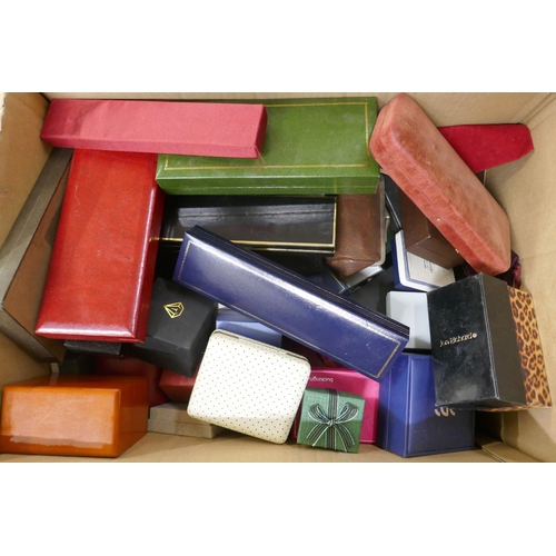 1145 - A box of empty jewellery boxes **PLEASE NOTE THIS LOT IS NOT ELIGIBLE FOR POSTING AND PACKING**