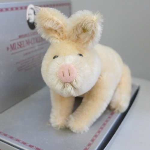 606 - A Steiff Museum Collection pig, box a/f