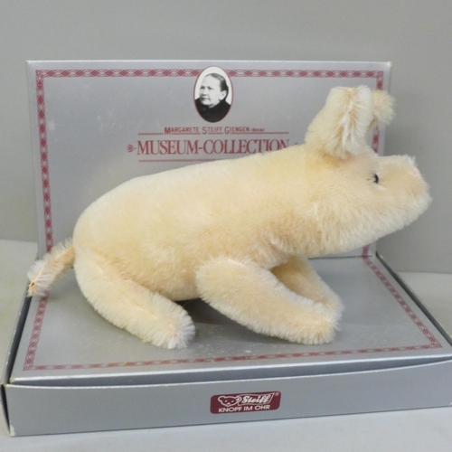 606 - A Steiff Museum Collection pig, box a/f