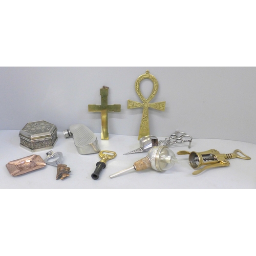 633 - Assorted metalware including grape scissors, a novelty hip flask shaped as a golf club, bottle opene... 