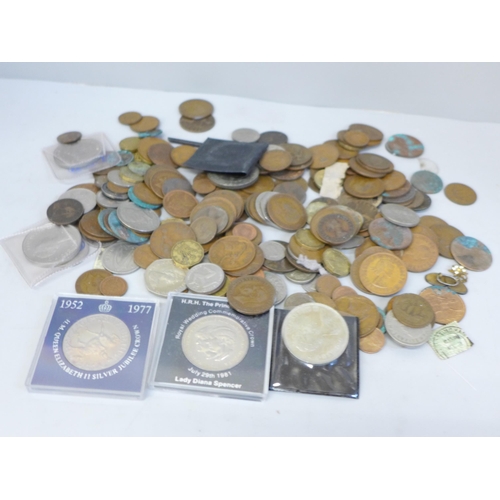 639 - A collection of British coinage including pennies, 6d, etc.