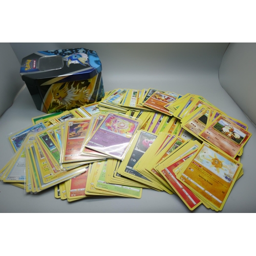 648 - 30 Holo/reverse holo, 300 common/uncommon and rare Pokemon cards