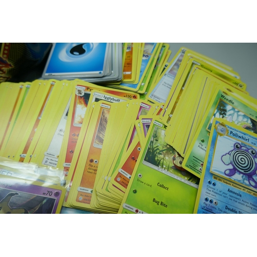 649 - 30 Holo/reverse holo, 300 common/uncommon and rare Pokemon cards