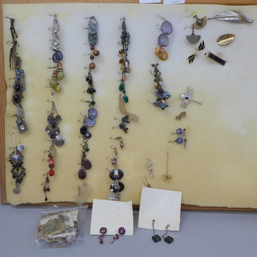 669 - Costume earrings and jewellery
