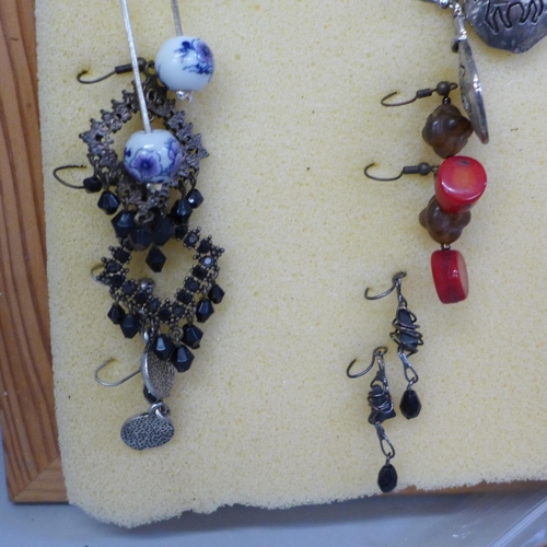 669 - Costume earrings and jewellery