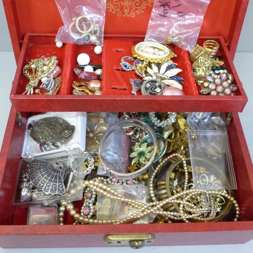 680 - A jewellery box, silver and other vintage costume jewellery and scrap 9ct gold