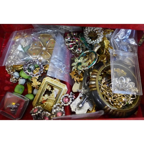 680 - A jewellery box, silver and other vintage costume jewellery and scrap 9ct gold