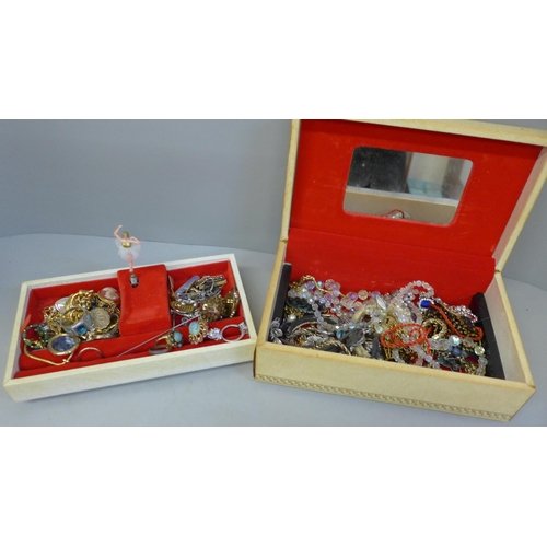 687 - A jewellery box and costume jewellery