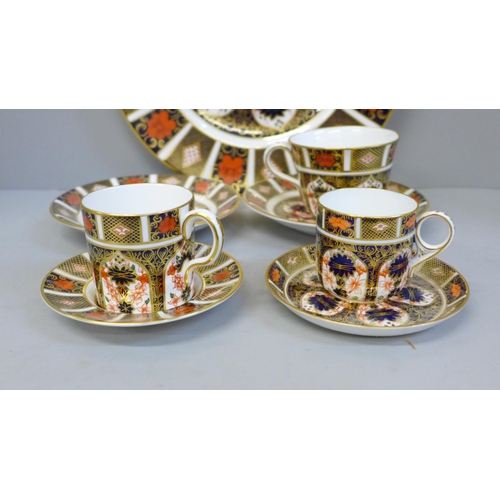 698 - Royal Crown Derby 1128 pattern china; dinner plate, three various cups and four saucers