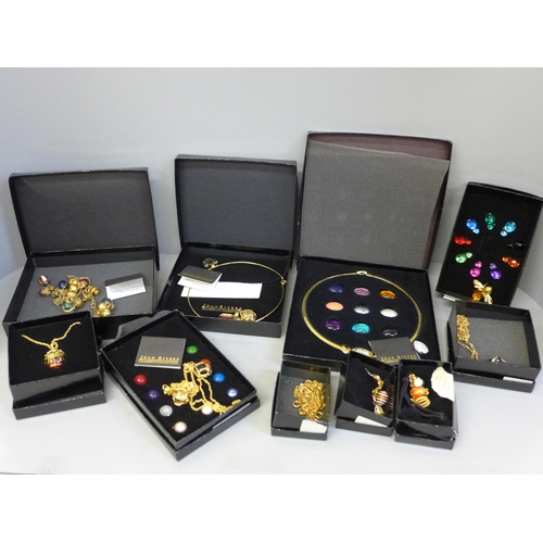 700 - A large boxed collection of Joan Rivers costume jewellery, a boxed ten colour interchangeable bee pi... 