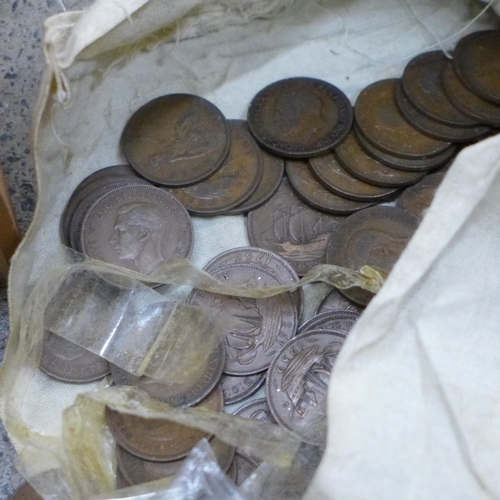 718 - A large collection of GB bronze coins; pennies, half pennies and farthings
