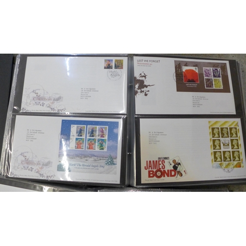 724 - Great Britain; Queen Elizabeth II first day cover collection in five packed albums 1974-2009, 570 co... 