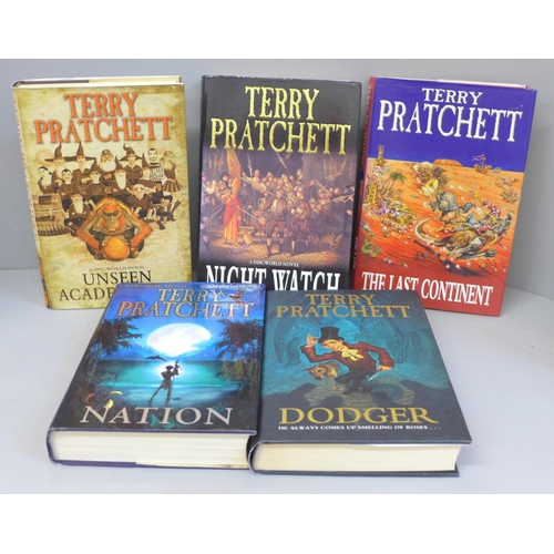 744 - Five hardback first edition novels by Terry Pratchett; The Lost Continent (1998), Night Watch (2002)... 
