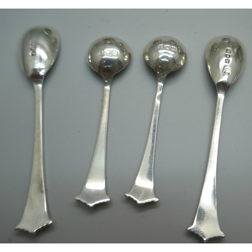 828 - A cased six piece silver cruet set, London 1912 and four spoons, 223g