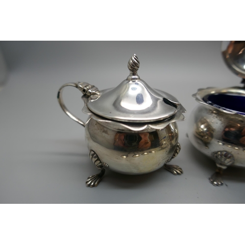 828 - A cased six piece silver cruet set, London 1912 and four spoons, 223g