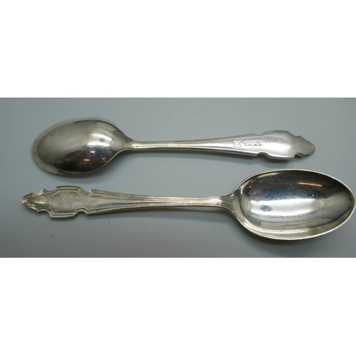 829 - A cased set of eight silver spoons, 103g, Sheffield 1969