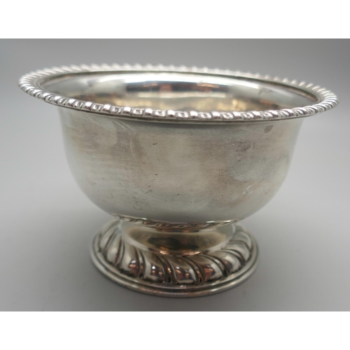 840 - A silver pedestal bowl with dragon engraving, Goldsmiths & Silversmiths, London 1926, 200g