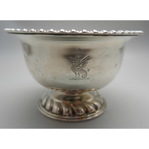 840 - A silver pedestal bowl with dragon engraving, Goldsmiths & Silversmiths, London 1926, 200g