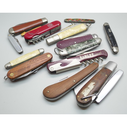 845 - A collection of pocket knives including Golden Virginia