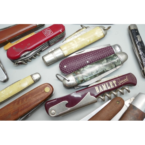 845 - A collection of pocket knives including Golden Virginia