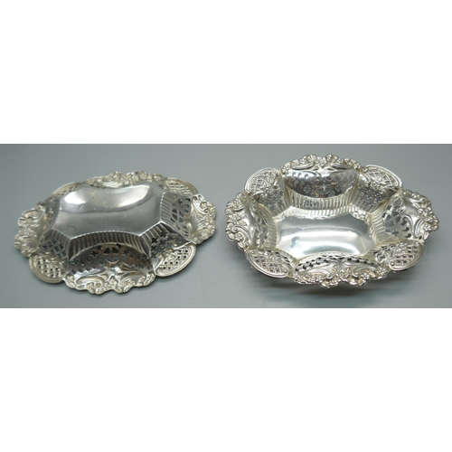 858 - A pair of Victorian silver pierced and embossed dishes, Birmingham 1897, 53g