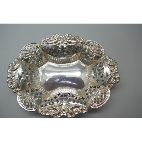 858 - A pair of Victorian silver pierced and embossed dishes, Birmingham 1897, 53g