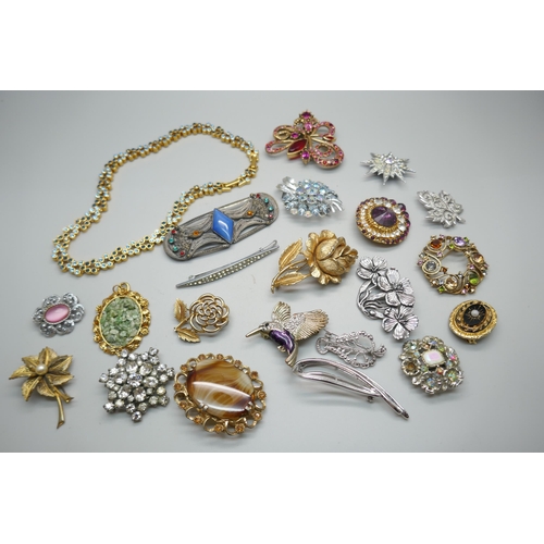 882 - A collection of costume jewellery including a necklace and brooches