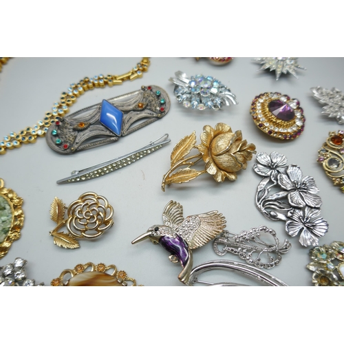 882 - A collection of costume jewellery including a necklace and brooches