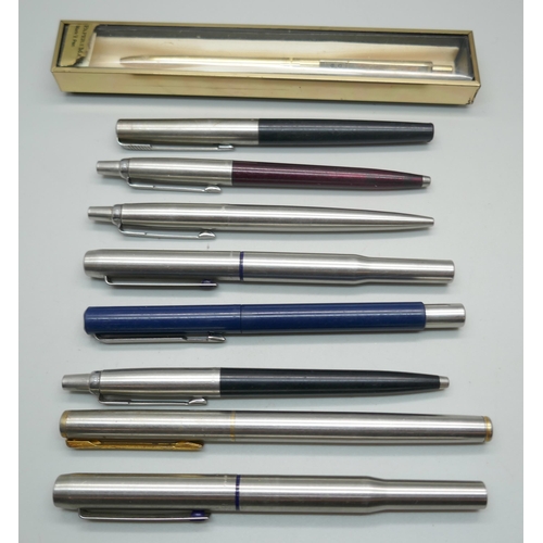 885 - A collection of Parker pens and other pens