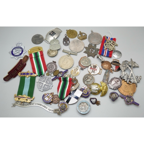 887 - A collection of military badges and other badges including France's Day 1917 by Fattorini and Britis... 