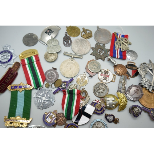 887 - A collection of military badges and other badges including France's Day 1917 by Fattorini and Britis... 