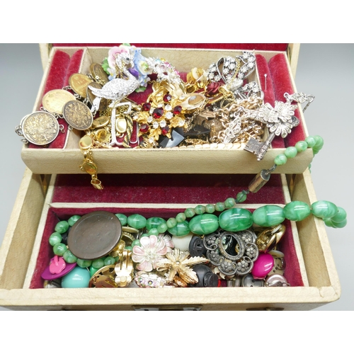 888 - A collection of vintage costume jewellery including a white metal key brooch and an early 20th Centu... 