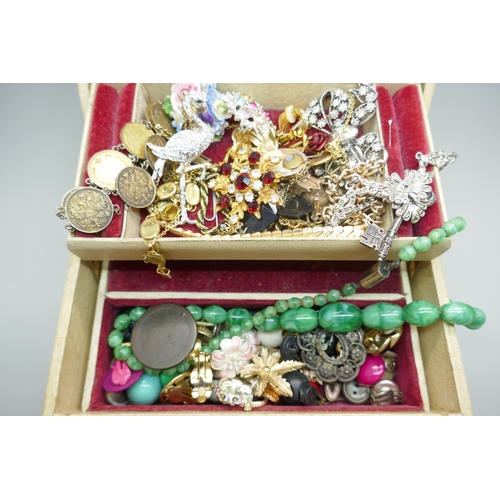 888 - A collection of vintage costume jewellery including a white metal key brooch and an early 20th Centu... 