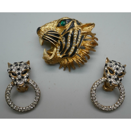 895 - A tiger brooch and a pair of leopard earrings