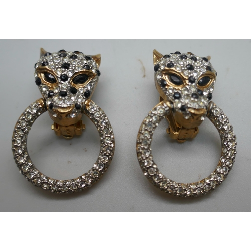 895 - A tiger brooch and a pair of leopard earrings