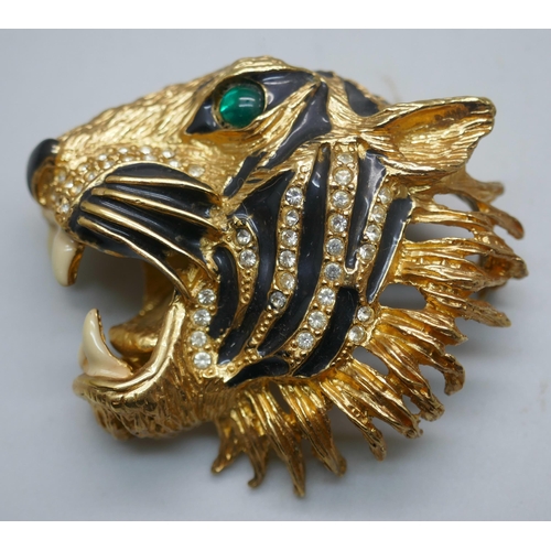 895 - A tiger brooch and a pair of leopard earrings