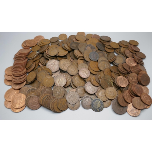 902 - A collection of penny and half-penny coins