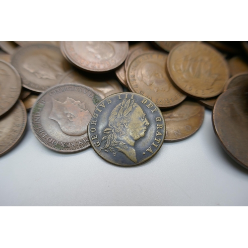 902 - A collection of penny and half-penny coins