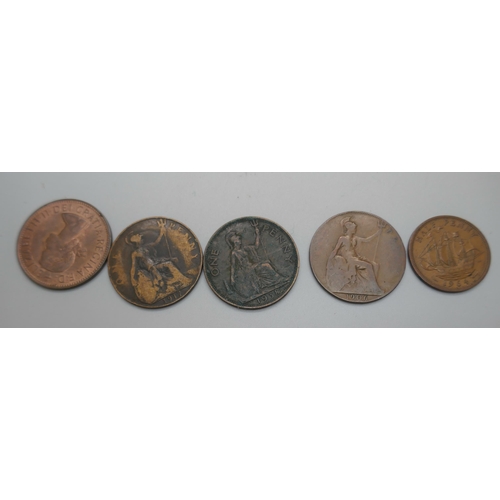 902 - A collection of penny and half-penny coins