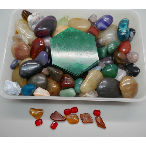 903 - Assorted semi-precious stones, a malachite box, etc.