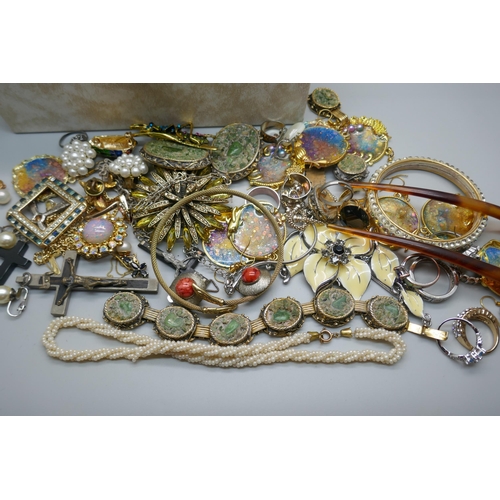 905 - Dress rings and vintage and other jewellery