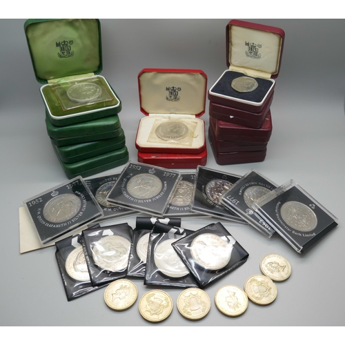 907 - A collection of commemorative crowns, £2 coins and 50p coins