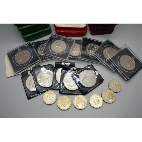 907 - A collection of commemorative crowns, £2 coins and 50p coins