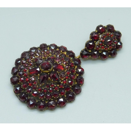 924 - An antique Bohemian garnet pendant