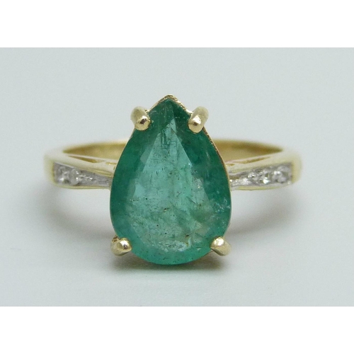 925 - A 9ct gold and pear shaped emerald ring with diamond shoulders, emerald approximately 11 x 8 x 4mm, ... 