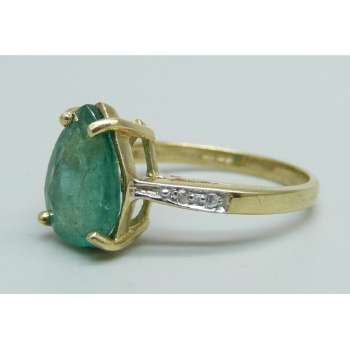 925 - A 9ct gold and pear shaped emerald ring with diamond shoulders, emerald approximately 11 x 8 x 4mm, ... 