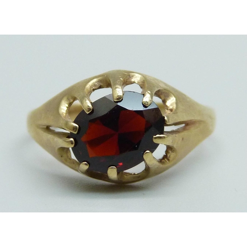 926 - A yellow metal and garnet ring, 2.1g, R